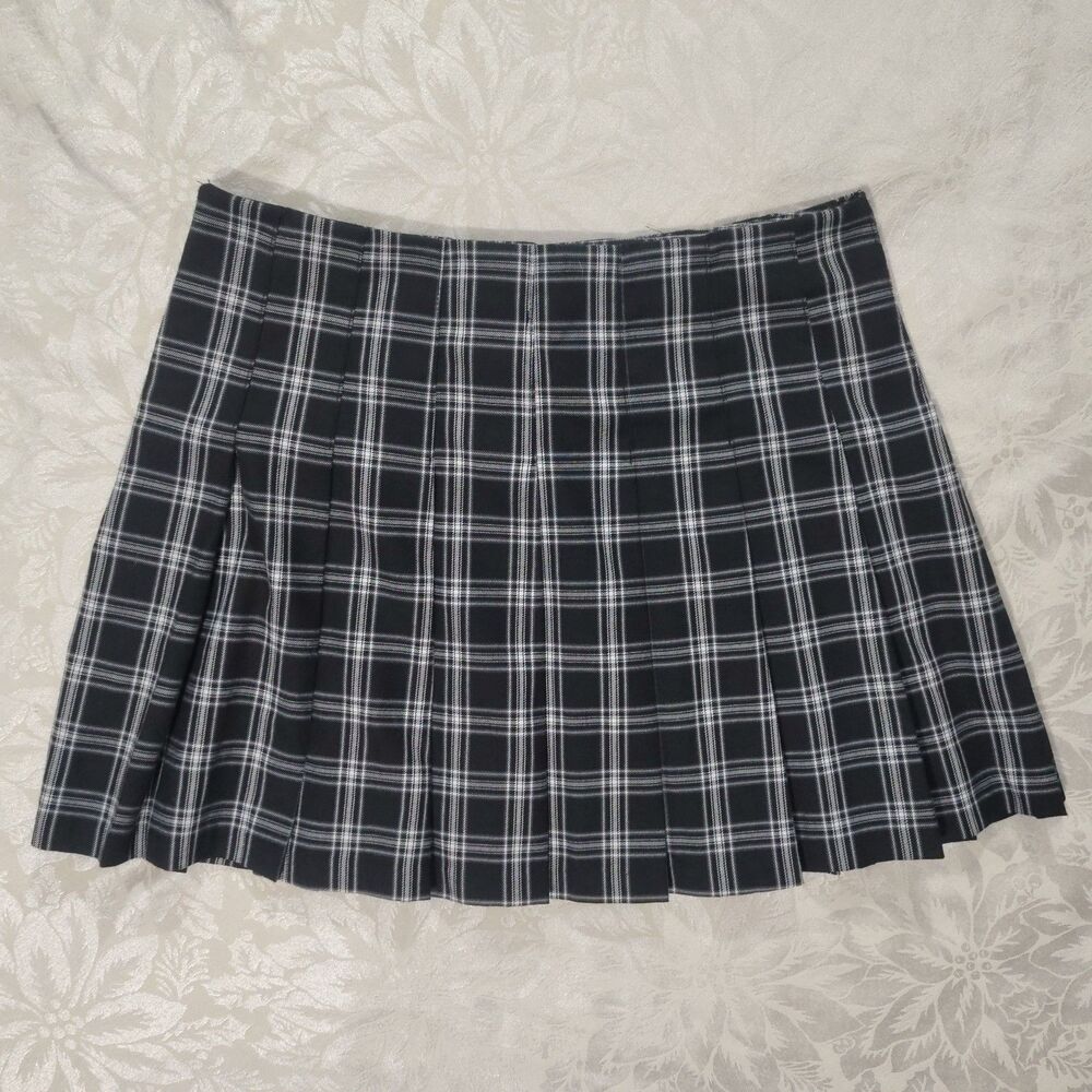 H&M Divided Plaid Pleated Mini Skirt Black White Side Zip Size 6 Academic Goth